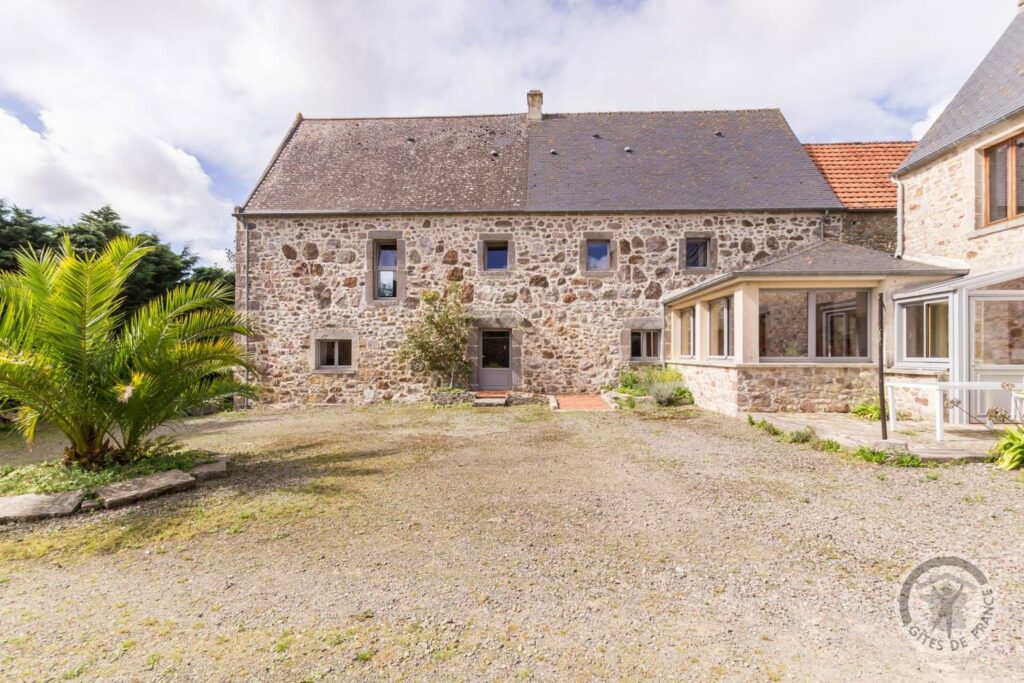 The entrance to the house is accessible for people with reduced mobility. There is a ramp, and the doors have a width of 90 cm. People with reduced mobility are encouraged to park in the courtyard, in front of the ramp, rather than in the parking lot.