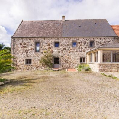 The entrance to the house is accessible for people with reduced mobility. There is a ramp, and the doors have a width of 90 cm. People with reduced mobility are encouraged to park in the courtyard, in front of the ramp, rather than in the parking lot.
