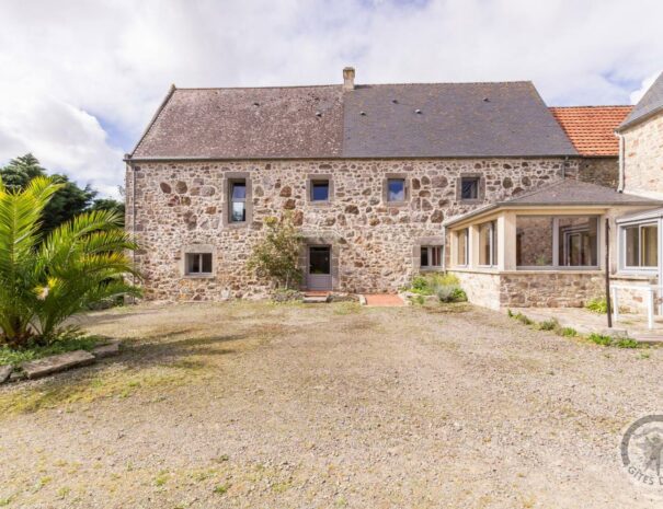 The entrance to the house is accessible for people with reduced mobility. There is a ramp, and the doors have a width of 90 cm. People with reduced mobility are encouraged to park in the courtyard, in front of the ramp, rather than in the parking lot.