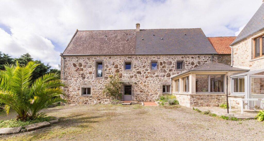 The entrance to the house is accessible for people with reduced mobility. There is a ramp, and the doors have a width of 90 cm. People with reduced mobility are encouraged to park in the courtyard, in front of the ramp, rather than in the parking lot.