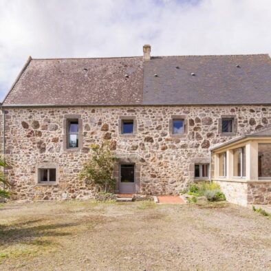 The entrance to the house is accessible for people with reduced mobility. There is a ramp, and the doors have a width of 90 cm. People with reduced mobility are encouraged to park in the courtyard, in front of the ramp, rather than in the parking lot.