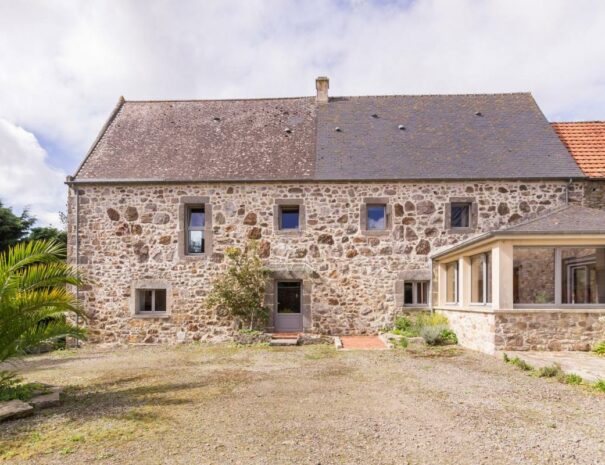 The entrance to the house is accessible for people with reduced mobility. There is a ramp, and the doors have a width of 90 cm. People with reduced mobility are encouraged to park in the courtyard, in front of the ramp, rather than in the parking lot.