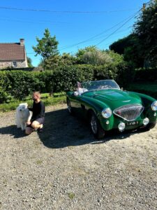 Green Austin vintage car at La Becterie